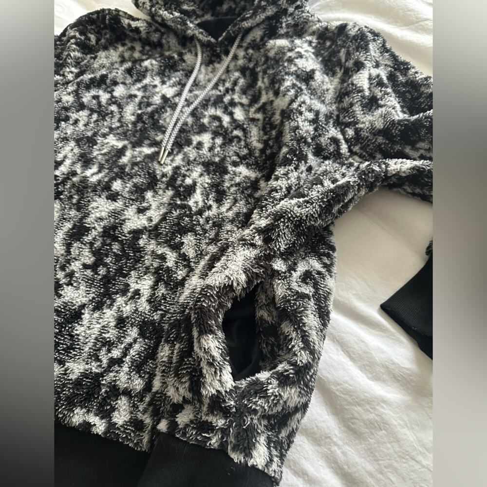 Athleta fuzzy hoodie with pockets, size large - Picture 4 of 9